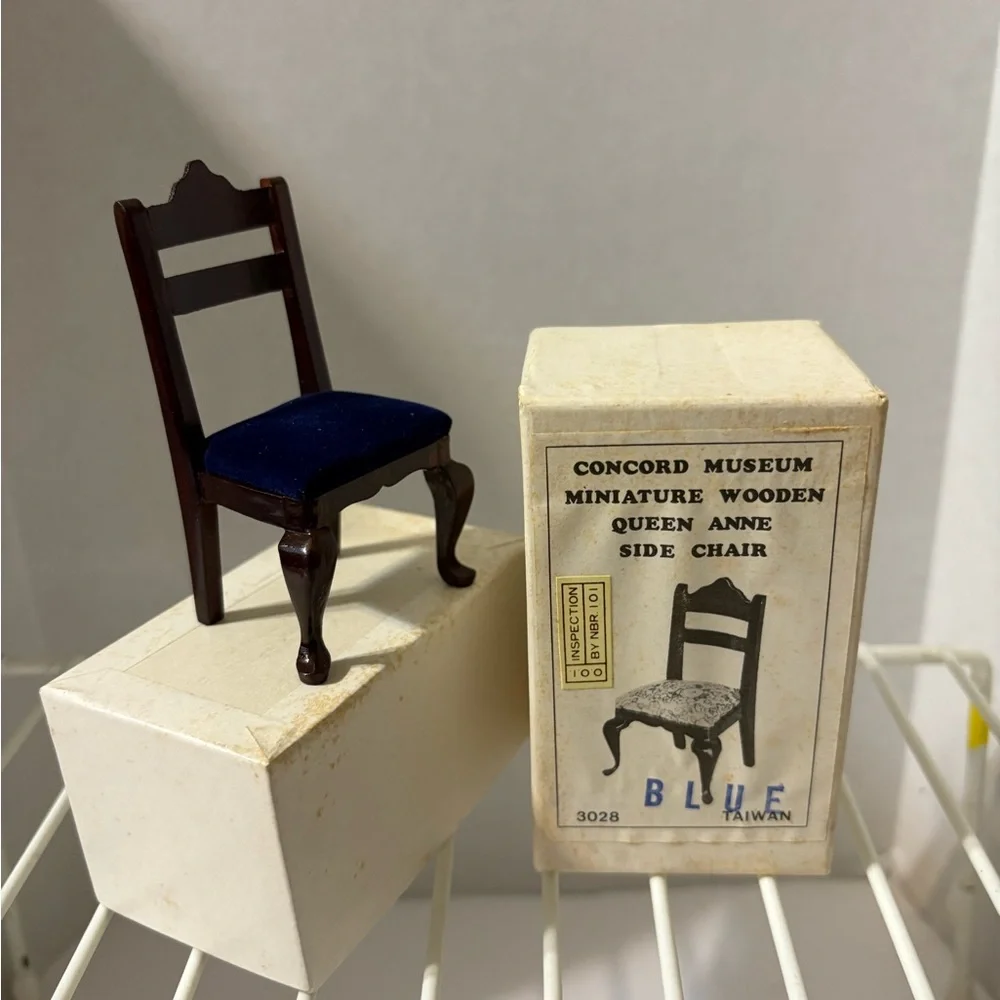 Concord Museum Miniature Wooden Queen Anne Side Chair blue cushion vintage‎